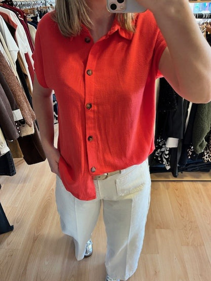 Chemise sanguine manches courtes Perez - chemise femme corail sanguine- chemise manches courtes femme- chemise fluide été-chemise élégante Grace & Mila-blouse rouge femme chic- mode femme printemps été- chemise casual chic femme

