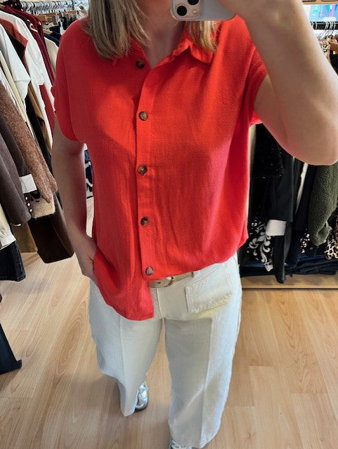 Chemise sanguine manches courtes Perez - chemise femme corail sanguine- chemise manches courtes femme- chemise fluide été-chemise élégante Grace & Mila-blouse rouge femme chic- mode femme printemps été- chemise casual chic femme

