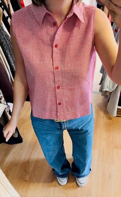 Chemise sans manche à motif vichy rouge Windell - chemise sans manches femme - chemise vichy rouge - chemisier vichy sans manches -  top vichy rouge - chemise été femme sans manches - look estival femme 