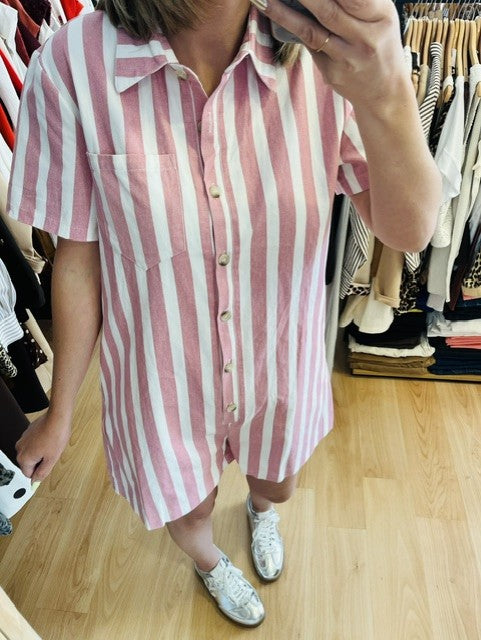 Combi-short à rayure rose & blanche - combishort femme - combinaison short rose - combishort rayée - combishort été femme - combinaison courte femme - tenue estivale femme - combishort manches courtes - combishort casual chic - combinaison rayée rose et blanche