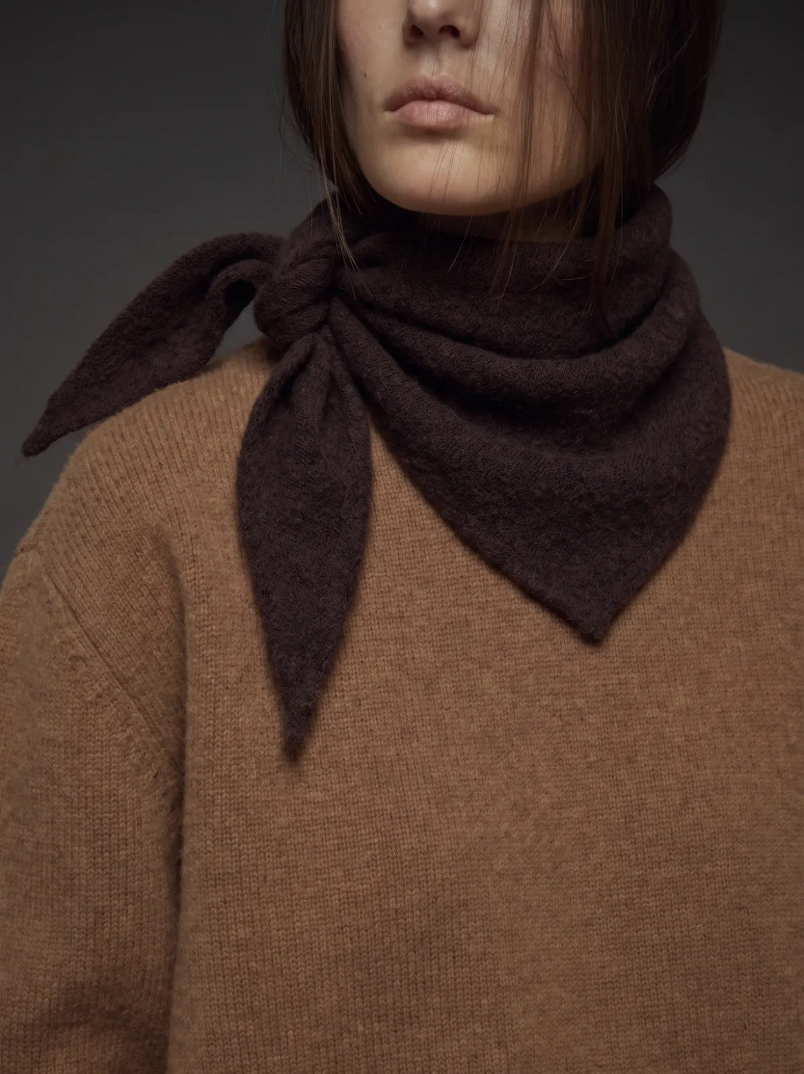 écharpe triangle marron - écharpe chocolat femme - écharpe marron femme- écharpe triangle femme - écharpe tendance femme - écharpe marron chocolat-  écharpe chaude femme-  écharpe hiver femme-  écharpe femme tendance - accessoire femme hiver - accessoire mode femme - écharpe élégante femme- écharpe triangle beige