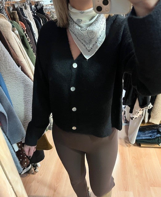 Gilet noir femme - Gilet maille doux - gilet chic femme - gilet court femme - gilet col V - gilet pour superposition - foulard bandana femme - foulard blanc motifs paisley - cardigan noir femme