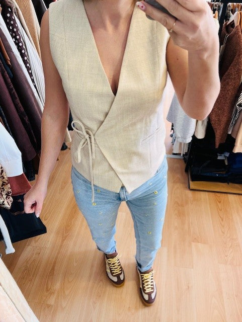 Gilet à nouer sable Vilmont - Gilet femme sable - gilet à nouer femme - gilet Grace & Mila - gilet chic sans manches - veste légère femme - gilet élégant - gilet beige femme - top élégant Grace & Mila