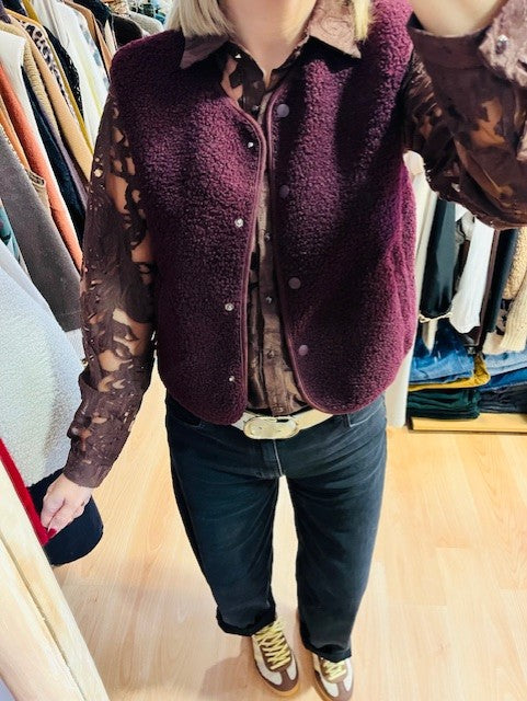 Gilet sans manche bordeaux Aryson - Gilet sans manches tendance 2025 - gilet sans manches femme- gilet bouclette -gilet bordeaux 