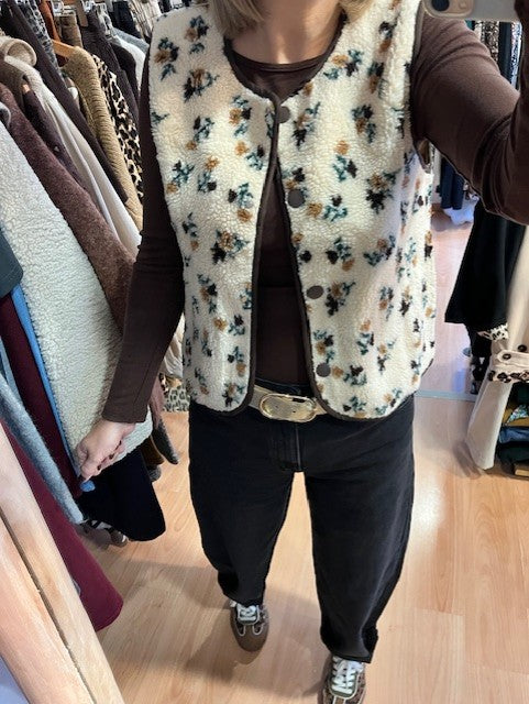 Gilet sans manches femme - gilet sherpa femme - gilet hiver tendance - gilet fleuri femme - gilet chaud femme - gilet écru sherpa - gilet femme automne/hiver - gilet sans manches cosy - gilet sans manches à motif floral