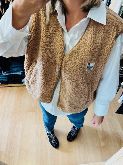 Gilet sans manches effet bouclette.

Coloris: Camel

Patch sur l'avant " BE AWESOME TODAY"

Deux poches.

Fermeture boutons pressions.