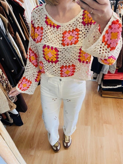 Jean blanc avec broderie ajourée Léa - Jean ajouré femme - jean blanc femme - jean brodé femme - jean fleurs ajourés - pantalon blanc chic femme - pantalon tendance 2026  - jean détails brodés