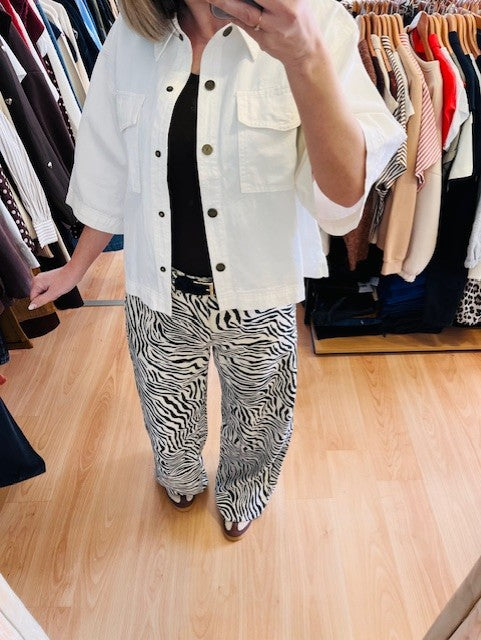 Jean loose à imprimé zèbre Socca Grace & Mila - jean loose femme - jean imprimé zèbre - jean Grace & Mila - pantalon animalier femme - jean tendance 2026 - jean coupe droite femme - look casual chic femme