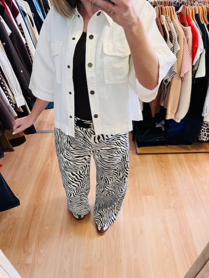 Jean loose à imprimé zèbre Socca Grace & Mila - jean loose femme - jean imprimé zèbre - jean Grace & Mila - pantalon animalier femme - jean tendance 2026 - jean coupe droite femme - look casual chic femme