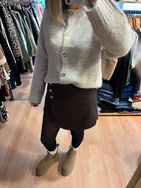 jupe short chocolat Lila - fermeture par zip -  détails boutons doré