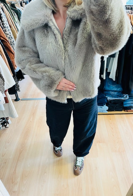 Manteau court en fausse fourrure Shonna - Manteau Grace & Mila - manteau fourrure femme - manteau court fausse fourrure - veste peluche taupe - manteau hiver chic femme - veste fausse fourrure tendance - manteau cosy femme