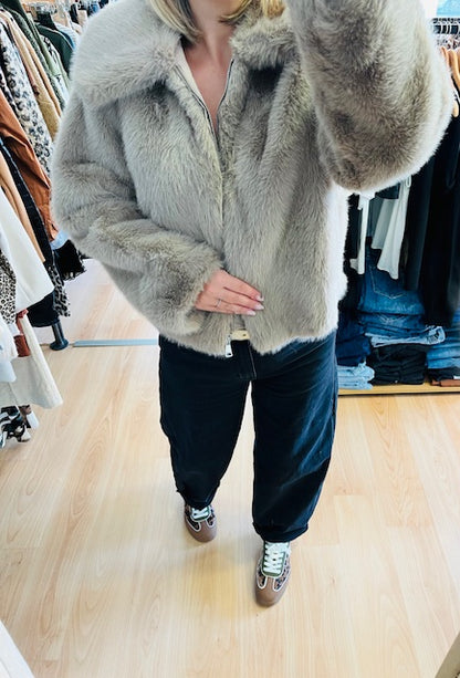 Manteau court en fausse fourrure Shonna - Manteau Grace & Mila - manteau fourrure femme - manteau court fausse fourrure - veste peluche taupe - manteau hiver chic femme - veste fausse fourrure tendance - manteau cosy femme