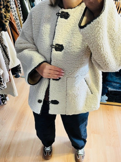 Manteau écru oversize en faux shearling Simon - Manteau Grace & Mila - manteau teddy femme - manteau sherpa écru - manteau chaud hiver - manteau teddy oversize - manteau casual femme