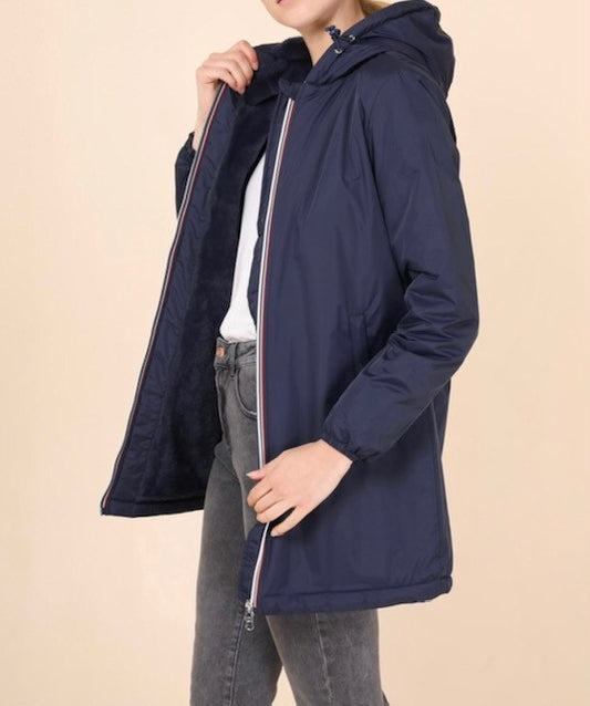 Manteau mi long fourré imperméable bleu marine fermeture éclair tricolore capuche Laura Jo