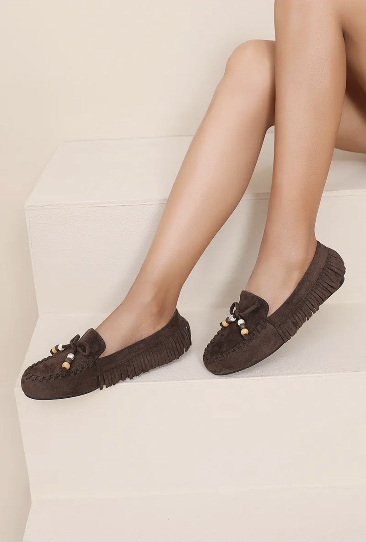 mocassins marron femme- mocassin femme marron- chaussures marron femme- mocassins à franges- mocassins femme à franges- mocassins nœud- mocassins avec perle-  chaussures femme chic- chaussures tendance femme- mocassins élégants femme