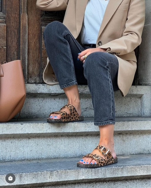 Mules double bride dessus cuir Léopard, un accessoire audacieux qui allie chic et confort inégalé.

Fabriquée avec une semelle intérieure en cuir.


Les doubles brides en cuir ajustables de cette sandale s'adaptent facilement à toutes les largeurs de pieds.


Marque: Isotoner