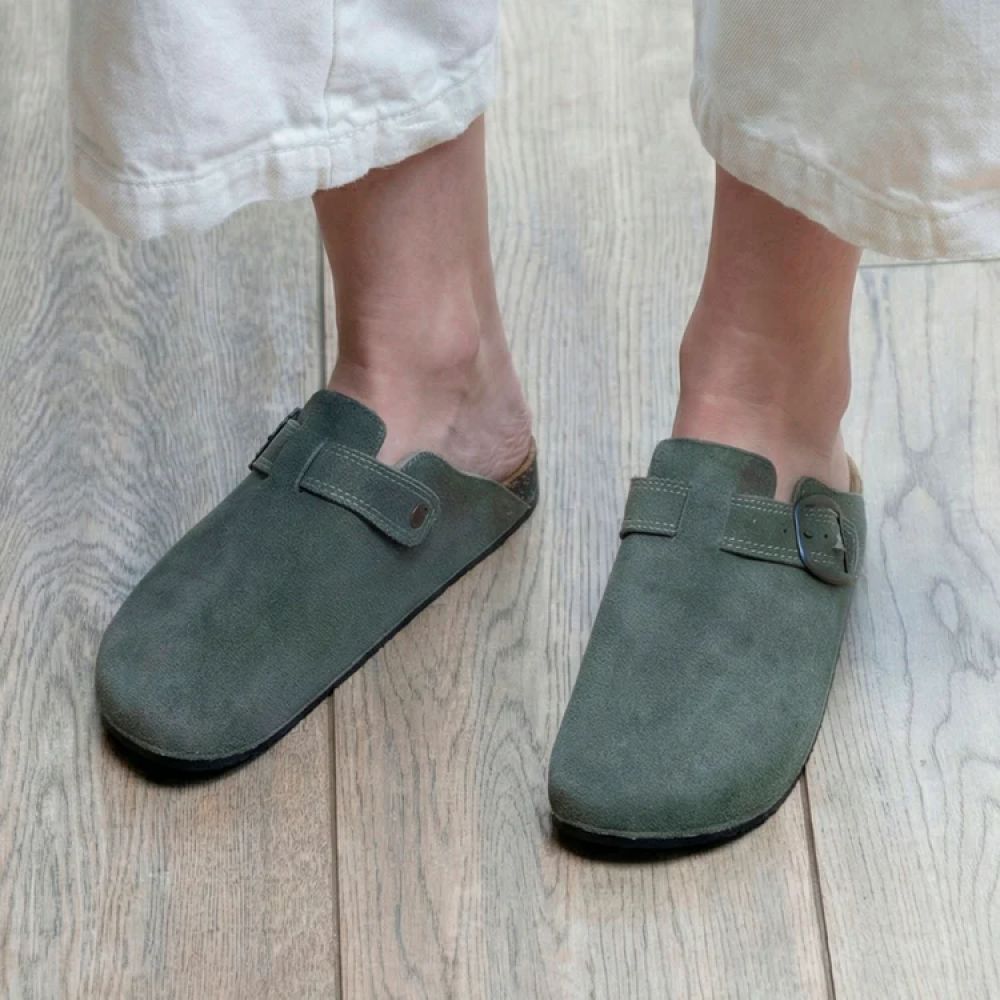 Mules en cuir avec surpiqûres kaki - mules cuir kaki femme - mules isotoner  cuir - mules kaki femme confort- mules en cuir avec surpiqure - mules plates cuir kaki