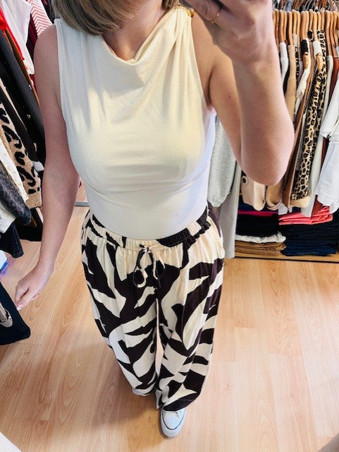 Pantalon imprimé chocolat Veni - pantalon imprimé chocolat femme - pantalon Veni Grace & Mila - pantalon fluide imprimé marron - pantalon large femme motif - pantalon taille élastique imprimé - pantalon chic décontracté femme - pantalon imprimé tendance femme