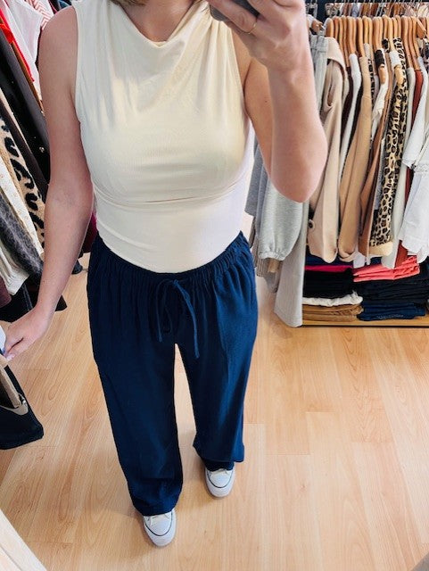Pantalon large en lin bleu marine Raven - pantalon large lin bleu marine femme - pantalon Raven Grace & Mila - pantalon fluide taille élastique femme - pantalon lin été femme - pantalon large confortable femme - pantalon bleu marine coupe ample - pantalon chic décontracté femme