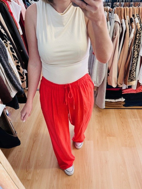 Pantalon large en lin sanguine Raven - pantalon large lin corail femme - pantalon Raven Grace & Mila - pantalon fluide taille élastique femme - pantalon lin été femme - pantalon large confortable femme - pantalon corail coupe ample - pantalon chic décontracté femme