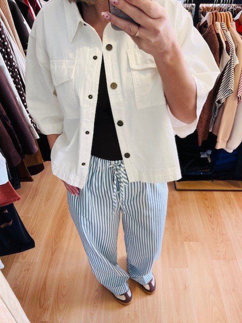 Pantalon à rayures bleu Volute - pantalon rayures femme -pantalon rayé bleu - pantalon Grace & Mila - pantalon fluide femme - pantalon large tendance - look casual chic femme -pantalon taille confortable