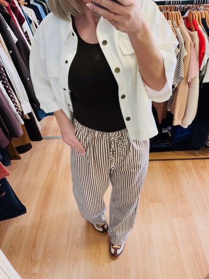 Pantalon à rayures mocha Volute - pantalon rayures femme -pantalon rayé mocha - pantalon Grace & Mila - pantalon fluide femme - pantalon large tendance - look casual chic femme -pantalon taille confortable