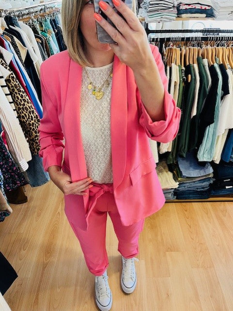 Pantalon Joy
Coloris: Rose clair
Taille élastique.
Ceinture à nouer.
Made in Italie