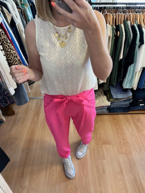 Pantalon Joy
Coloris: Rose flashy
Taille élastique.
Ceinture à nouer.
Made in Italie