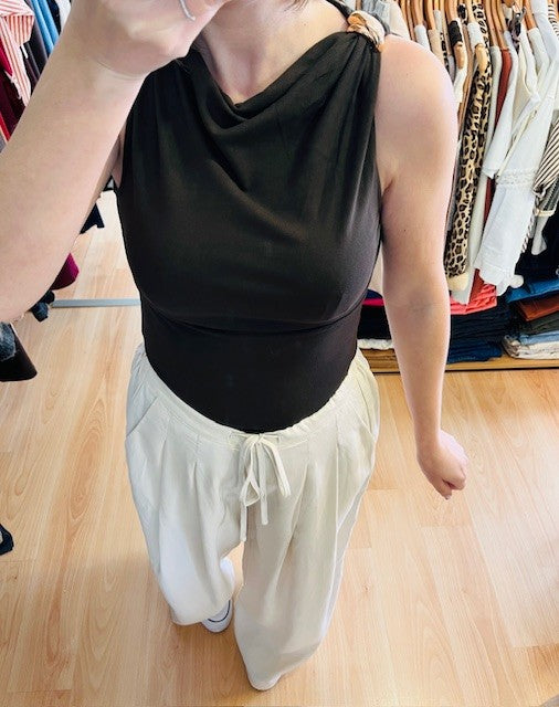 Pantalon sable Wally - pantalon sable femme - pantalon beige femme - Pantalon Grace & Mila- Pantalon Wally Grace & Mila - pantalon fluide femme  pantalon taille élastique femme - Pantalon fluide taille haute - Pantalon coupe ample femme - pantalon casual élégant - pantalon cordon à la taille - pantalon été femme léger