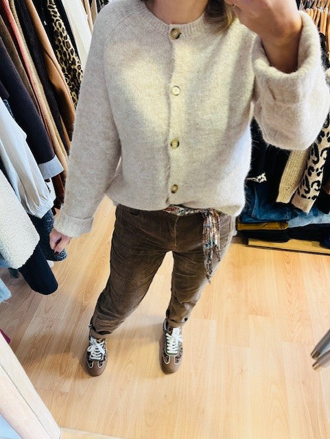 Pantalon taupe en velours Boris - pantalon en velours femme - pantalon taupe chic - pantalon ceinture foulard - pantalon hiver élégant - pantalon velours côtelé - pantalon Onado