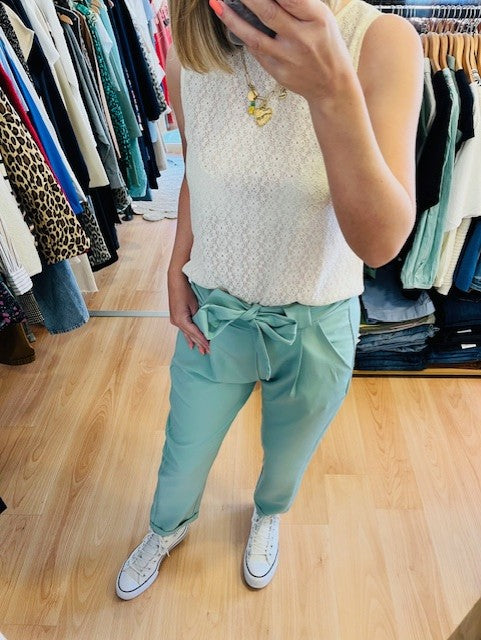 Pantalon Joy
Coloris: Vert d'eau
Taille élastique.
Ceinture à nouer.
Made in Italie