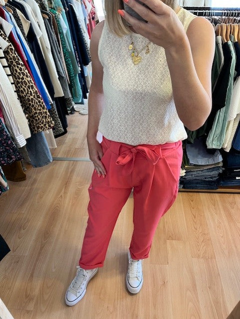 Pantalon Joy
Coloris: Vieux rose
Taille élastique.
Ceinture à nouer.
Made in Italie