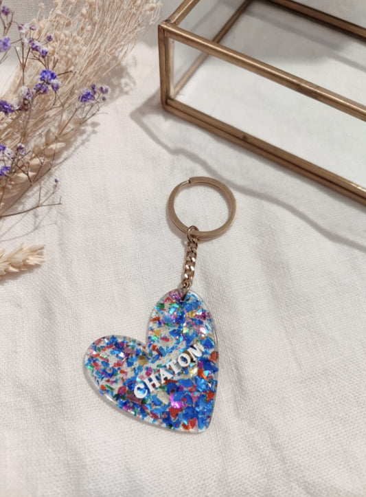 Porte clés "Chaton"

- Forme cœur

- Couleur: pailleté, bleu

- Résine

Mile et Mila

Les accessoires ne sont ni repris, ni échangés