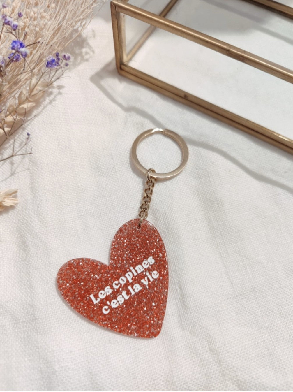 Porte clés "Les copines c'est la vie"

- Forme cœur

- Couleur: pailleté, multicolore&nbsp;

- Résine

Mile et Mila

Les accessoires ne sont ni repris, ni échangés