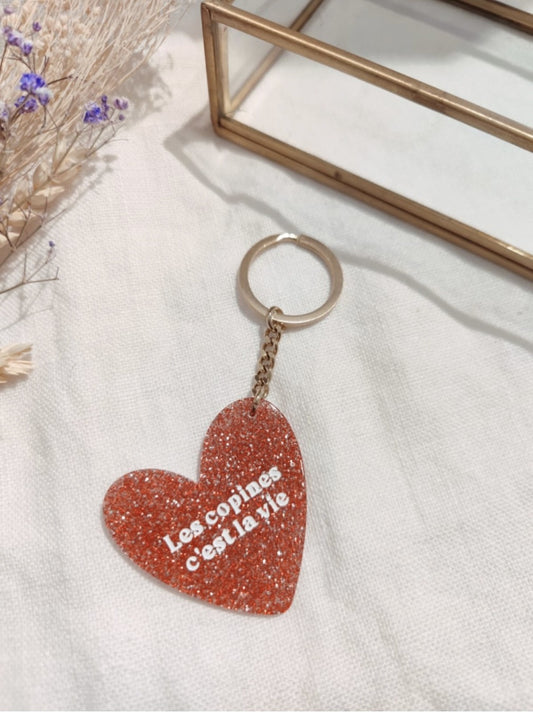 Porte clés "Les copines c'est la vie"

- Forme cœur

- Couleur: pailleté, multicolore&nbsp;

- Résine

Mile et Mila

Les accessoires ne sont ni repris, ni échangés