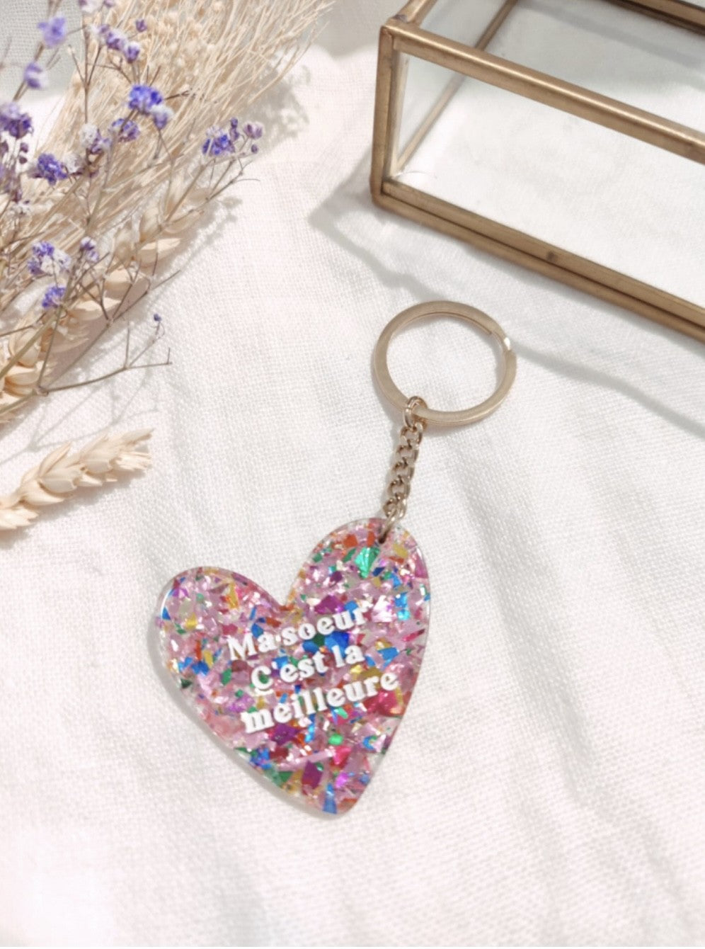 Porte clés "Ma sœur c'est la meilleure"

- Forme cœur

- Couleur: pailleté, multicolore

- Résine

Mile et Mila

Les accessoires ne sont ni repris, ni échangés