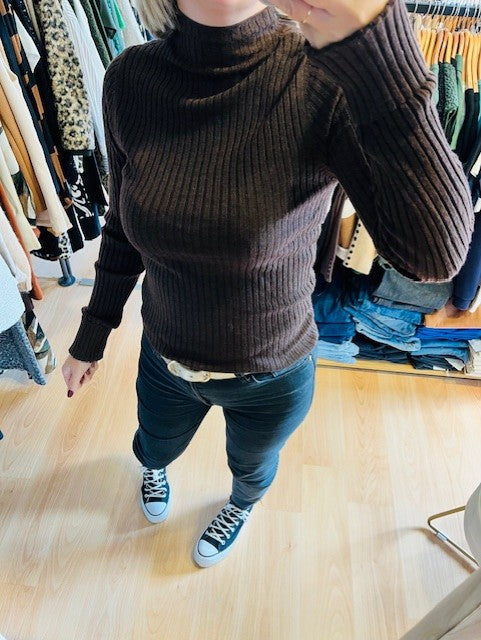 Pull en maille côtelé chocolat Saturday - pull Grace & Mila - pull col montant chic - pull côtelé doux - pull femme automne  2025