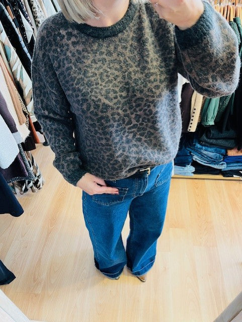 Pull imprimé léopard Santigold - Pull Grace & Mila - Pull léopard tendance - Pull automne hiver - Pull casual chic - Maille imprimée animal - Pull col rond Grace & Mila - Pull chaud imprimé