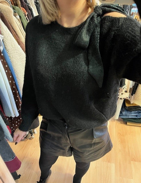 pull noir femme - pull noir épaule ouverte - pull fête nœud - pull ruban à nouer - pull maille douce noir - pull chic femme - pull tendance automne hiver - pull élégant femme - pull noir original - pull à nœud épaule