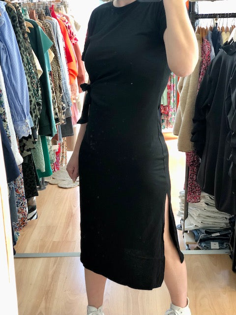 Robes midi.
Coupe ajustée.
Col rond.
Manches courtes revers.
Lien à nouer sur le côté.
Fendue