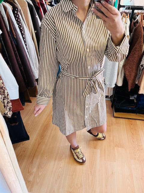 Robe chemise courte mocha Visery - robe chemise femme - robe chemise courte Grace & Mila - robe rayée mocha - robe ceinturée femme - robe casual chic - robe mi saison femme - robe boutonnée femme
