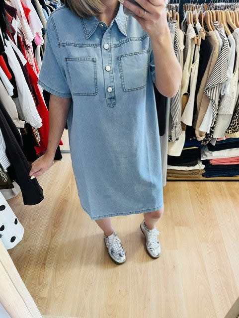 robe chemise en jean - robe jean oversize femme - robe denim femme - robe casual chic - robe tendance femme - robe en jean courte - robe oversize été - robe confortable femme
- robe style décontracté - robe chemise femme mode