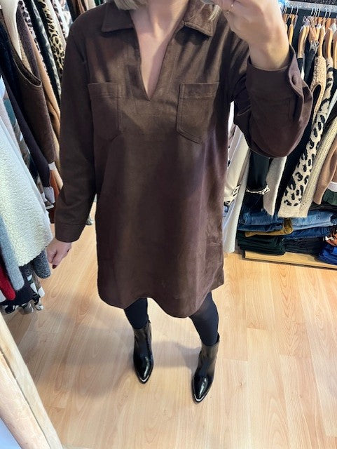 Robe chocolat en suédine Adeline - robe suédine femme- robe chemise marron- robe effet daim- robe automne hiver femme- robe marron chic- robe suédine tendance