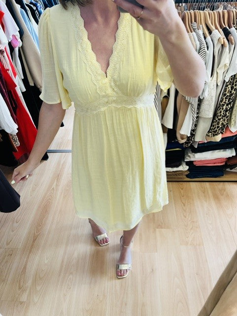 robe jaune pastel - robe bohème chic femme - robe fluide été - robe courte dentelle - robe femme élégante - robe légère estivale - robe décolleté V - robe romantique femme - robe bohème jaune
robe tendance été femme