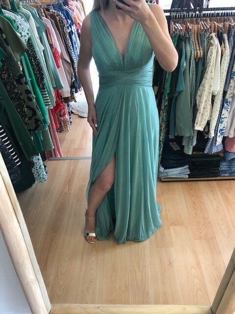 Robe de cérémonie vert sauge pailletée
Col V drapé
Fente 
Fermeture au dos 
Idéal pour les témoins ou demoiselles d'honneurs