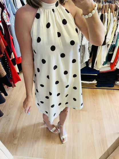 robe blanche à pois noirs - robe midi à pois femme - robe dos nu femme - robe fluide femme
robe d'été à pois - robe élégante femme - robe légère femme
robe imprimé pois - robe chic décontractée - robe sans manches femme - robe Warna Grace & Mila
- robe Grace & Mila femme - collection Grace & Mila - robe imprimée Grace & Mila