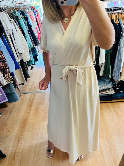 Robe longue fluide.

Coloris: Beige

Coupe droite.

Manches courtes avec ourlets pliés.

Encolure dégagée.

Passants à la taille et ceinture amovible.

&nbsp;Taille élastiquée.



Marque: Grace &amp; Mila