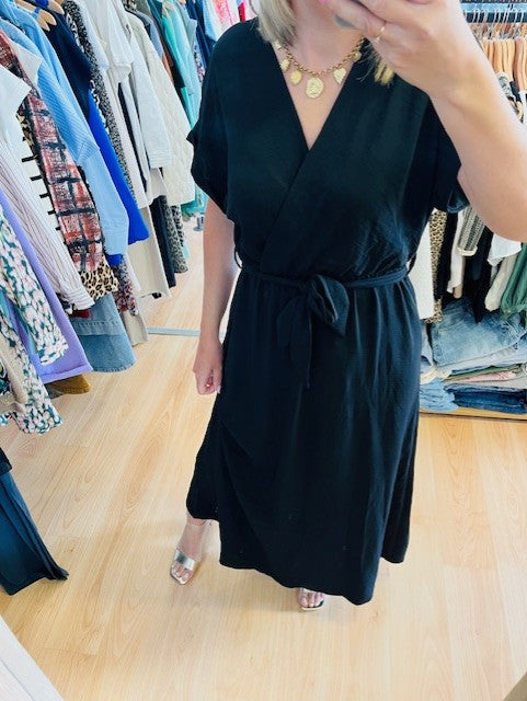 Robe longue fluide.

Coloris: noir

Coupe droite.

Manches courtes avec ourlets pliés.

Encolure dégagée.

Passants à la taille et ceinture amovible.

Taille élastiquée.

Grace & Mila