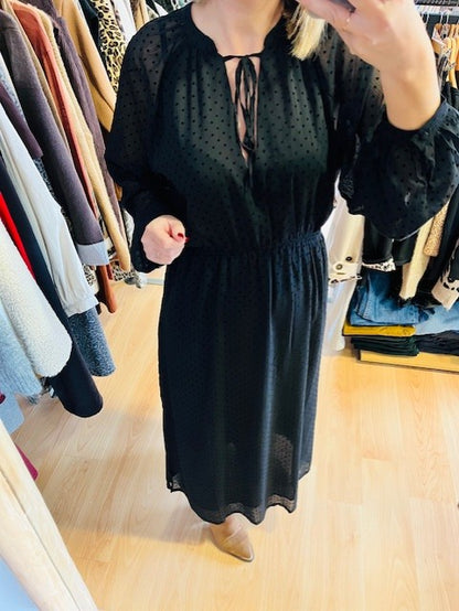 Robe longue à pois noir Théssa - Robe longue à pois - robe Grace & Mila - robe tendance hiver 2025 