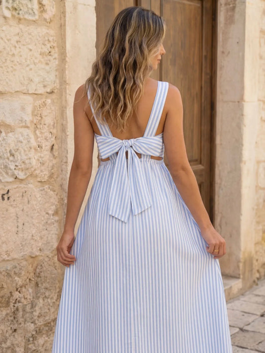 robe longue femme - robe rayée bleu ciel - robe d'été élégante - robe dos ouvert - robe avec nœud dos - robe fluide femme - robe midi rayée - robe estivale chic - robe blanche et bleu ciel - robe élégante été